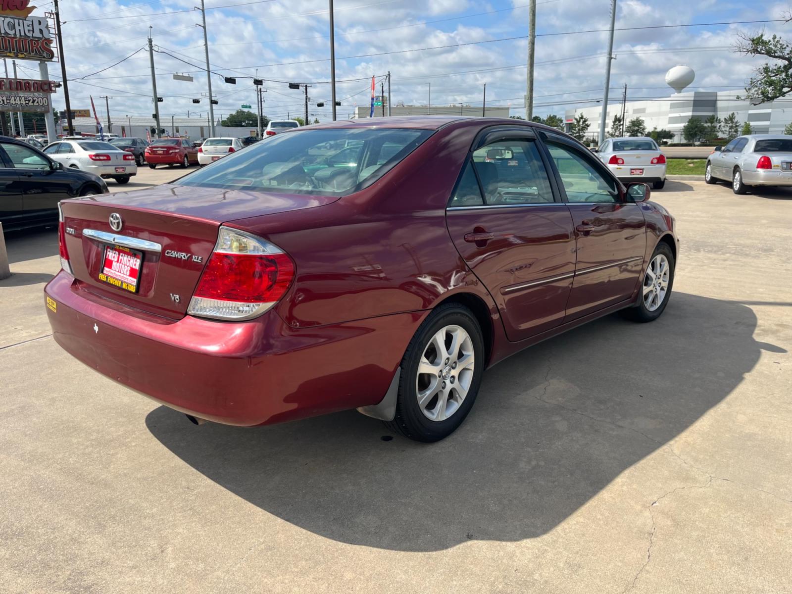 2006 red /TAN Toyota Camry LE V6 (4T1BF30KX6U) with an 3.0L V6 DOHC 24V engine, 5-Speed Automatic Overdrive transmission, located at 14700 Tomball Parkway 249, Houston, TX, 77086, (281) 444-2200, 29.928619, -95.504074 - Photo #6